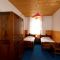 Hostel Pod Voglom, Bohinj - Dvoulůžkový pokoj 2 s manželskou postelí a společnou koupelnou - Pokoj