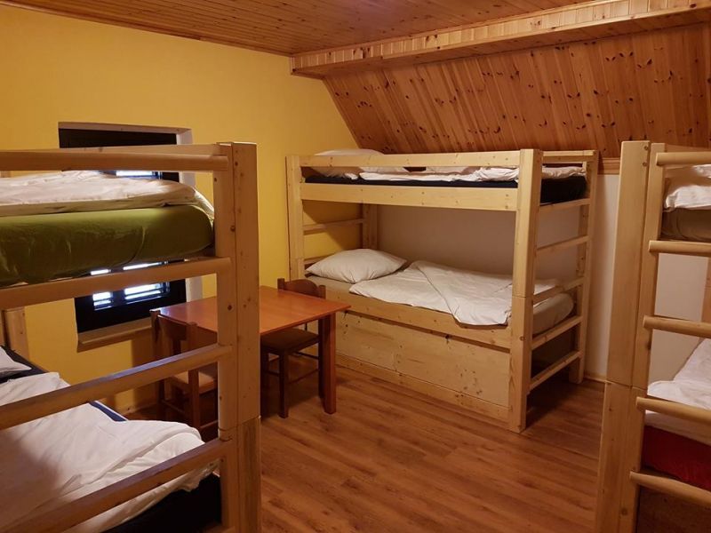Дом 4 лагерь. Комната в лагере. Кровати в лагере. Лагерь домики. Домик в лагере внутри.