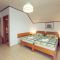 Guesthouse Župančičev Hram, Črnomelj - Dvoulůžkový pokoj 4 s manželskou postelí a vlastní koupelnou - Pokoj