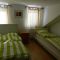 Hostel Sonce - luxury hostel Ptuj, Ptuj - Třílůžkový pokoj 3 s vlastní koupelnou - Pokoj