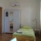 Hostel Sonce - luxury hostel Ptuj, Ptuj - Dvoulůžkový pokoj 4 s manželskou postelí a balkónem - Pokoj