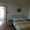 Hostel Sonce - luxury hostel Ptuj, Ptuj - Dvoulůžkový pokoj 4 s manželskou postelí a balkónem - Pokoj