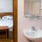 Turistická farma Petelin - Durcik, Sežana - Dvoulůžkový pokoj 1 s manželskou postelí a vlastní koupelnou - Koupelna