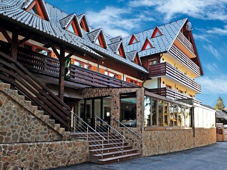 https://images.viaslovenia.com/536/hotel-luka_2-xlarge.jpg