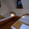 Prenočišča in Hostel Pod Skalo, Kamnik - Dvoulůžkový pokoj 3 s manželskou postelí a vlastní koupelnou - Pokoj