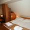 Prenočišča in Hostel Pod Skalo, Kamnik - Třílůžkový pokoj 4 s vlastní koupelnou - Pokoj