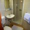 Prenočišča in Hostel Pod Skalo, Kamnik - Dvoulůžkový pokoj 1 s manželskou postelí a vlastní koupelnou - Koupelna