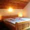 Turistična kmetija Juvanija, Logarska dolina, Solčava - Dvoulůžkový pokoj 1 s manželskou postelí a balkónem - Pokoj