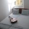 AdHoc Hostel, Ljubljana - Dvoulůžkový pokoj 1 s manželskou postelí a společnou koupelnou - Pokoj